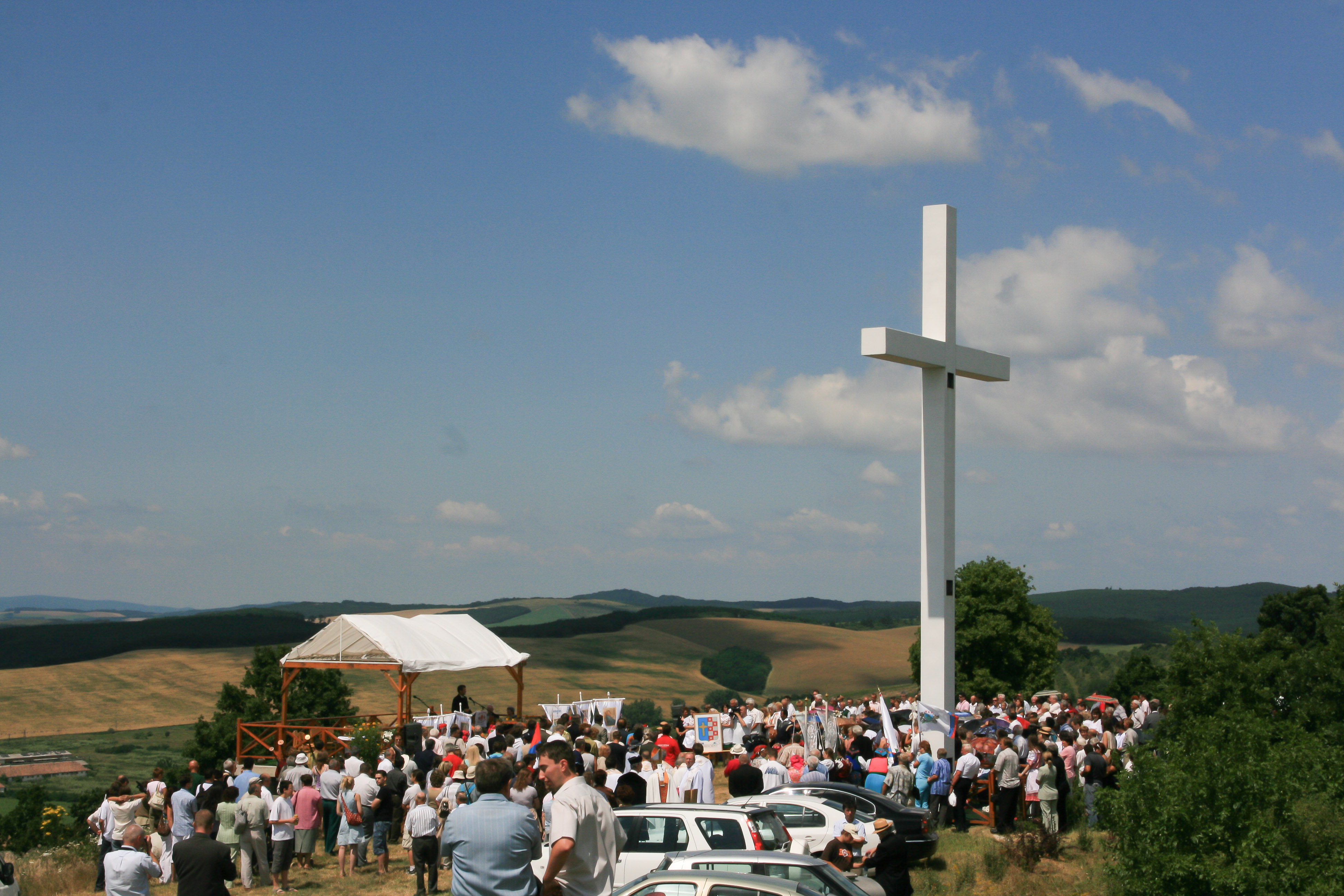 Palócok Vigyázó Nagykeresztje és a kápolna (Herencsény)